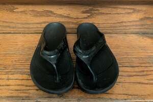 Oofos Womens 10 US 41 OOlala Recovery Sandal Black Shiny Thong Flip Flop Slides